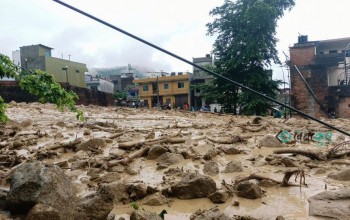 चुरेबाट झरेको लेदो सहितको पहिरोले बुटबलको ज्योतिनगर सङ्कटमा